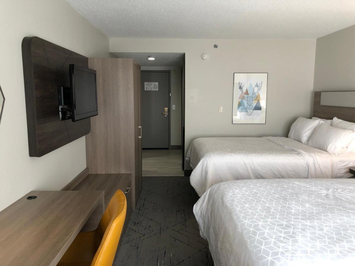 Queen Room with Two Queen Beds at Holiday Inn Express Hotel & Suites Donegal by IHG