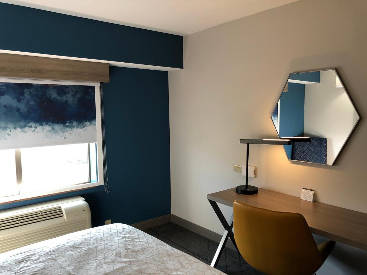 Queen Room with Two Queen Beds at Holiday Inn Express Hotel & Suites Donegal by IHG