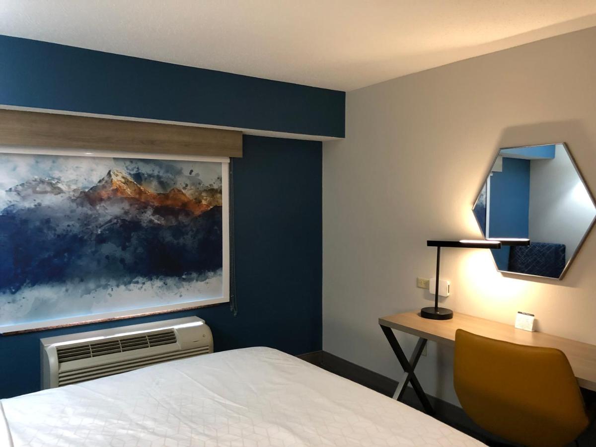 Queen Room with Two Queen Beds at Holiday Inn Express Hotel & Suites Donegal by IHG