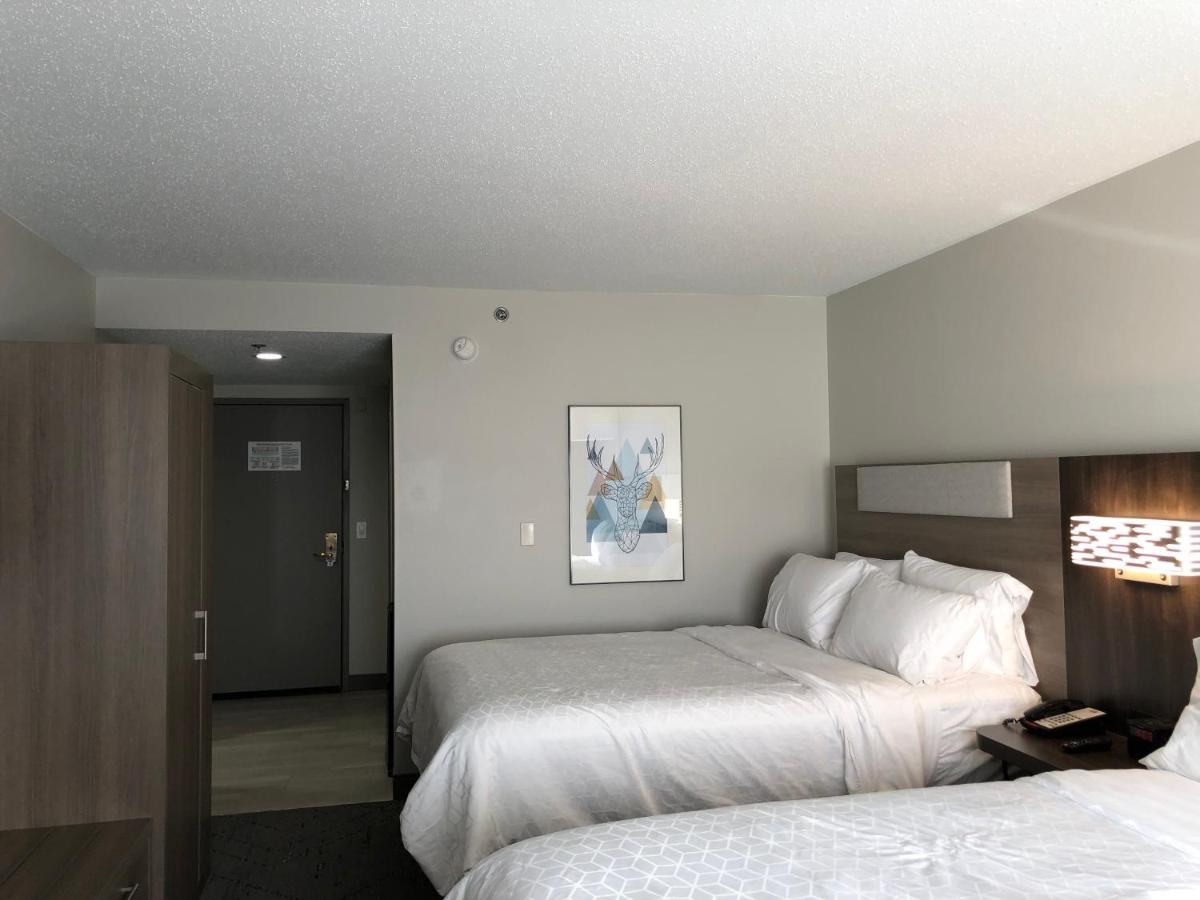Queen Room with Two Queen Beds at Holiday Inn Express Hotel & Suites Donegal by IHG