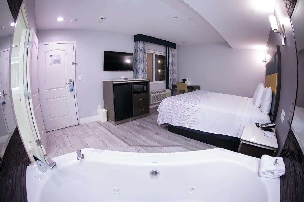 | Travelodge Inn & Suites by Wyndham West Covina
