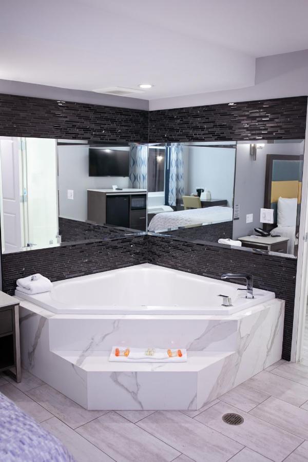 | Travelodge Inn & Suites by Wyndham West Covina