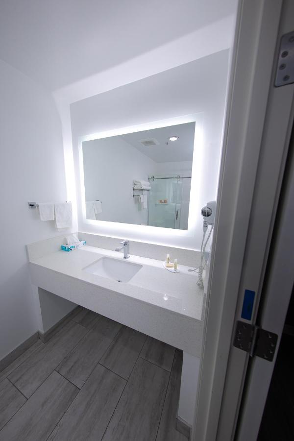 Queen Room - Mobility Access/Non-Smoking at Travelodge Inn & Suites by Wyndham West Covina