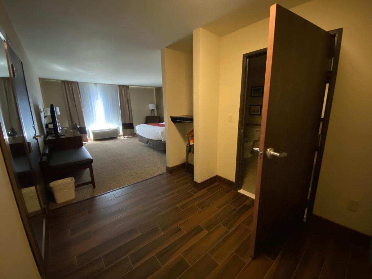 King Room Mid Level Floor- Accessible/Non Smoking at Comfort Inn & Suites Goodland