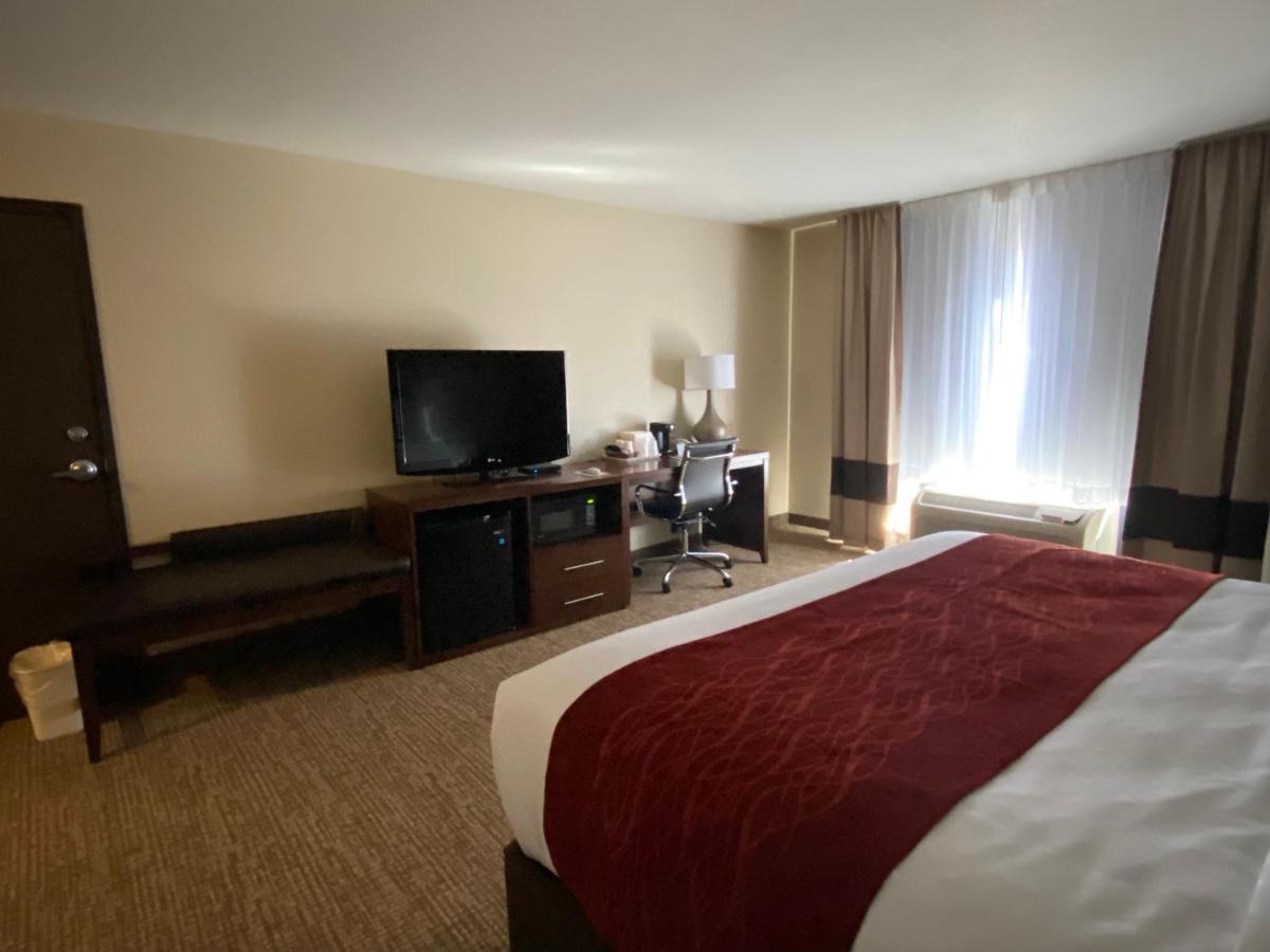 King Room Mid Level Floor- Accessible/Non Smoking at Comfort Inn & Suites Goodland