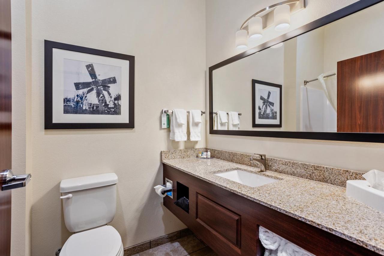 King Suite at Cobblestone Hotel & Suites-Little Chute