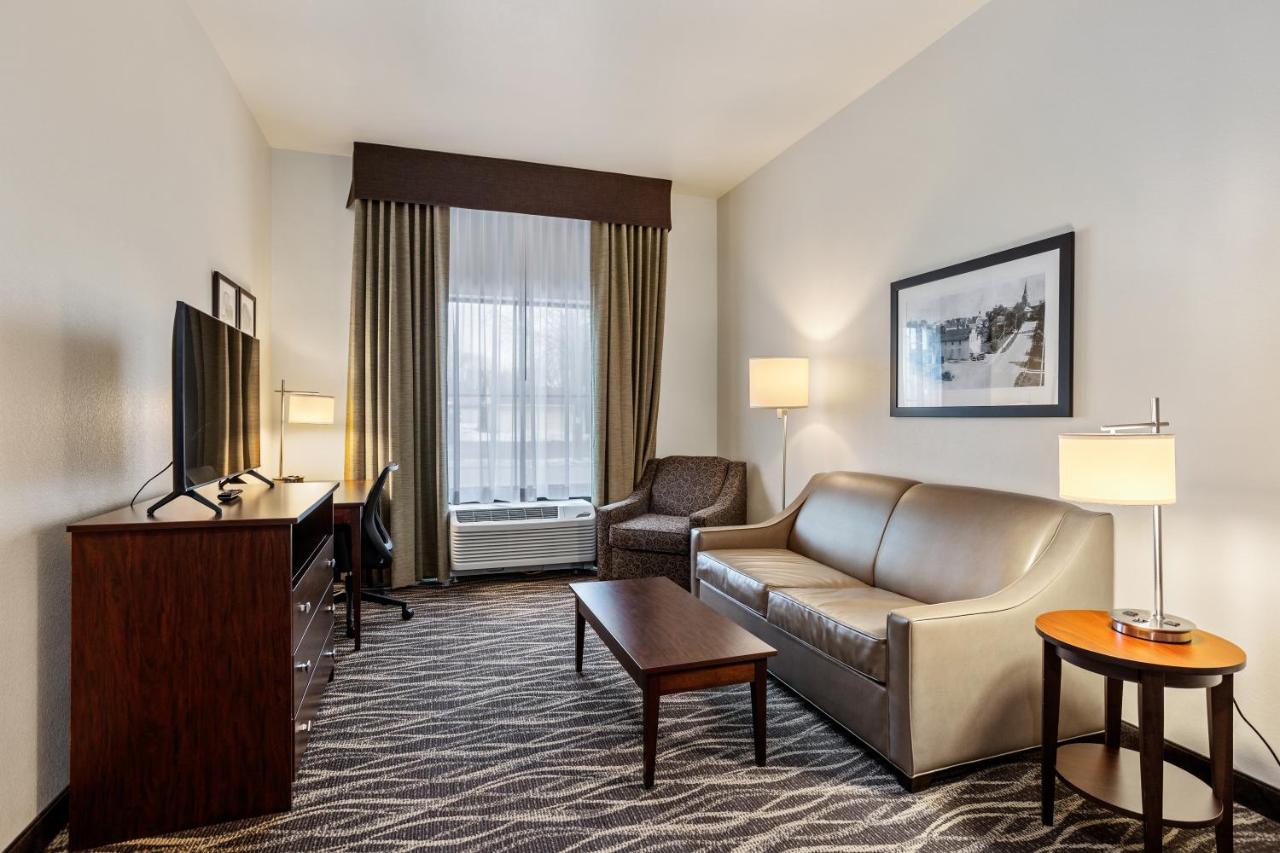 King Suite at Cobblestone Hotel & Suites-Little Chute