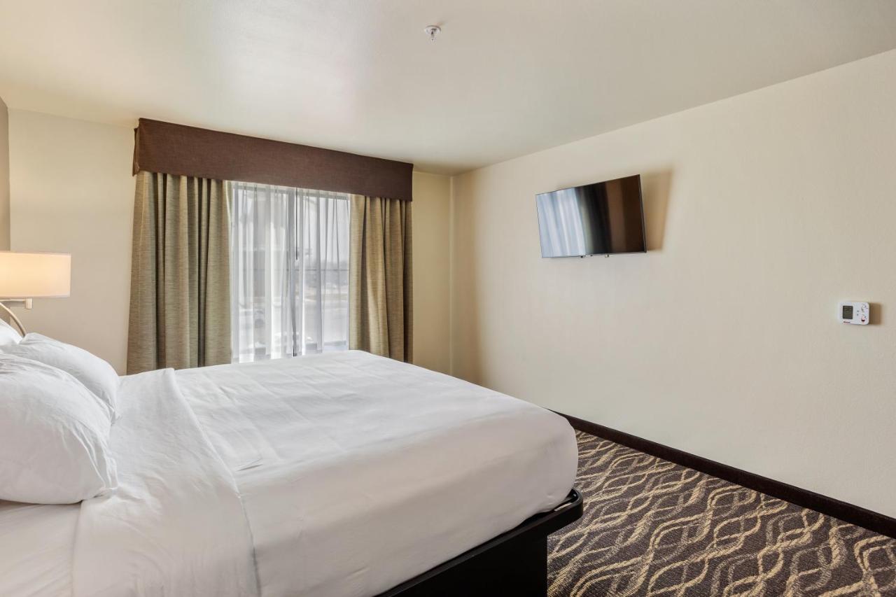 King Suite at Cobblestone Hotel & Suites-Little Chute