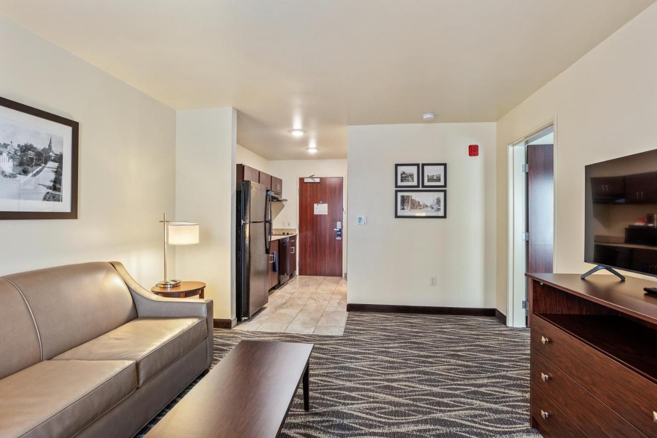 King Suite at Cobblestone Hotel & Suites-Little Chute