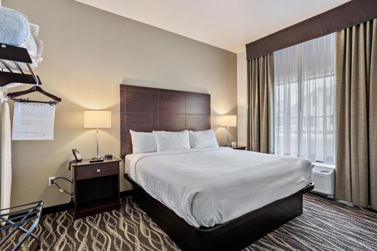 King Suite at Cobblestone Hotel & Suites-Little Chute