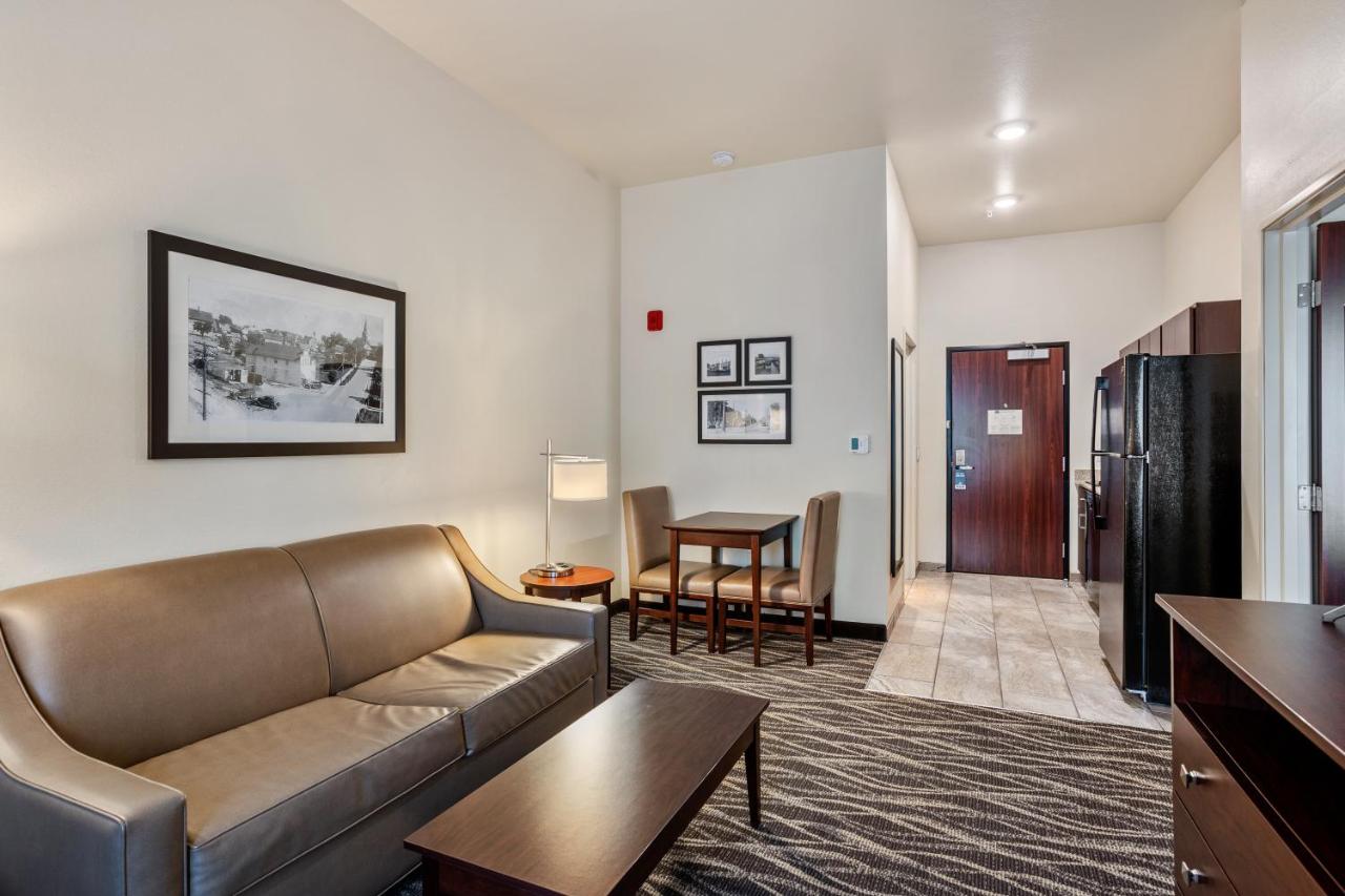 King Suite at Cobblestone Hotel & Suites-Little Chute