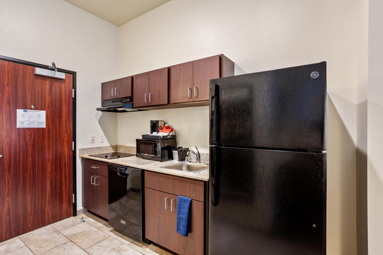 King Suite at Cobblestone Hotel & Suites-Little Chute