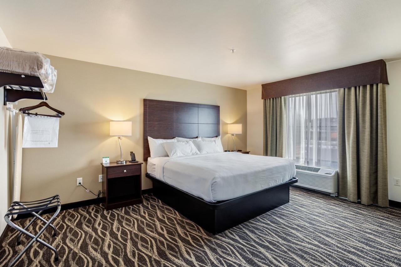 King Suite at Cobblestone Hotel & Suites-Little Chute