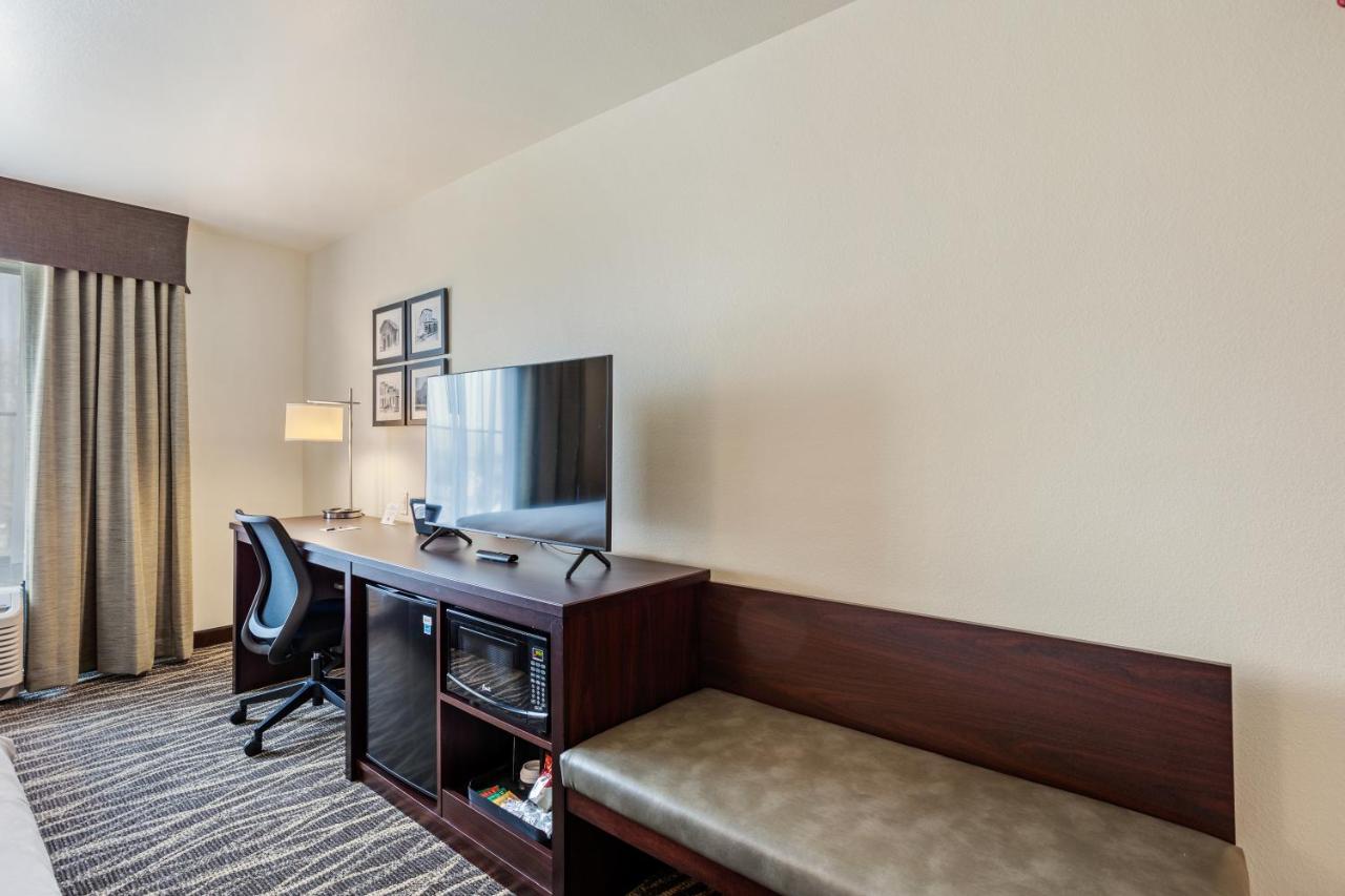 Queen Studio at Cobblestone Hotel & Suites-Little Chute