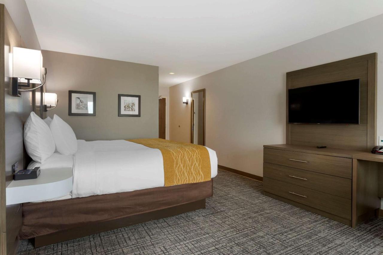 King Room with Roll-In Shower - Accessible/Non Smoking at Comfort Inn Jonesboro Central