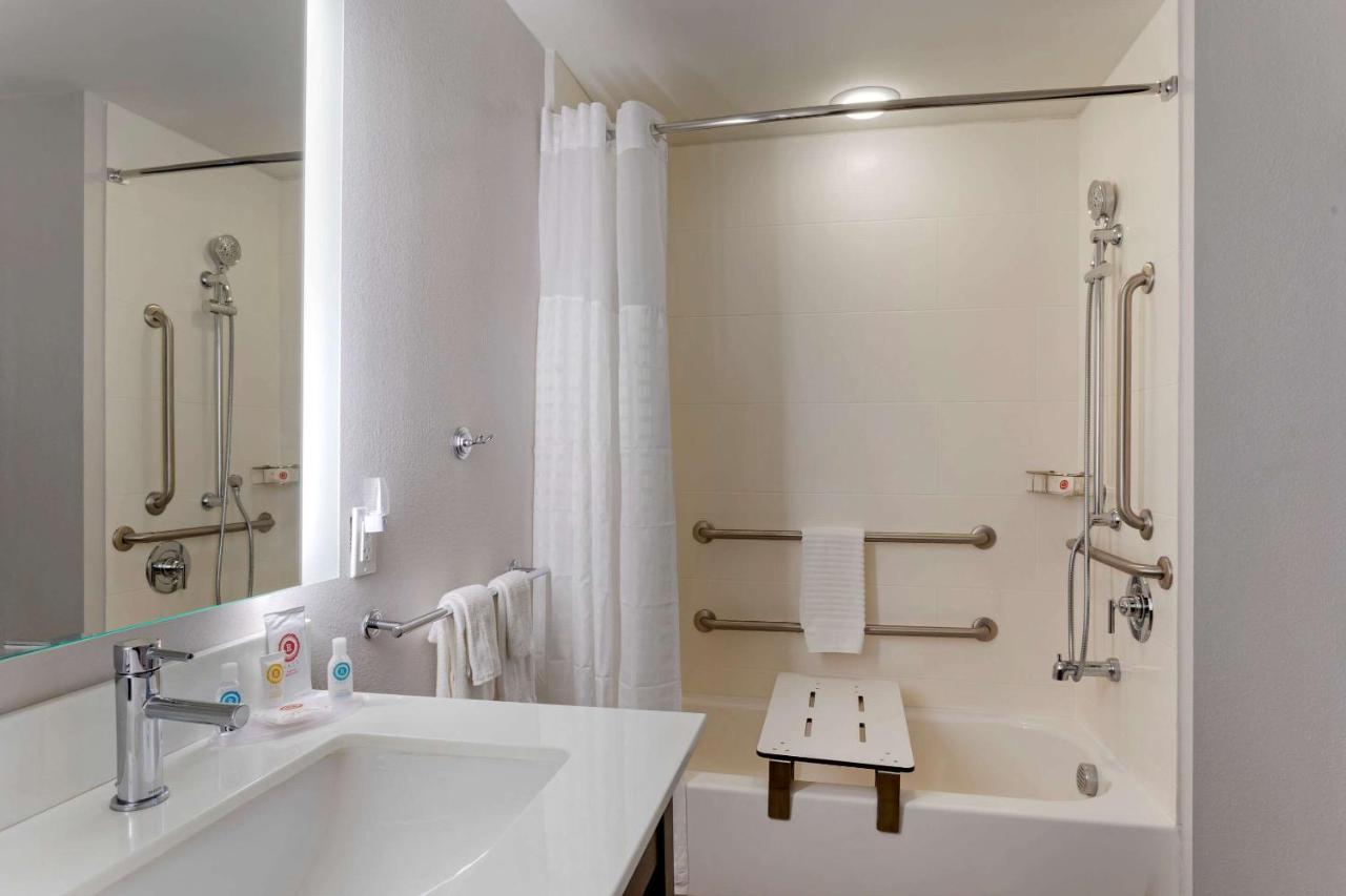 King Room with Tub - Accessible/Non Smoking at Comfort Inn Jonesboro Central