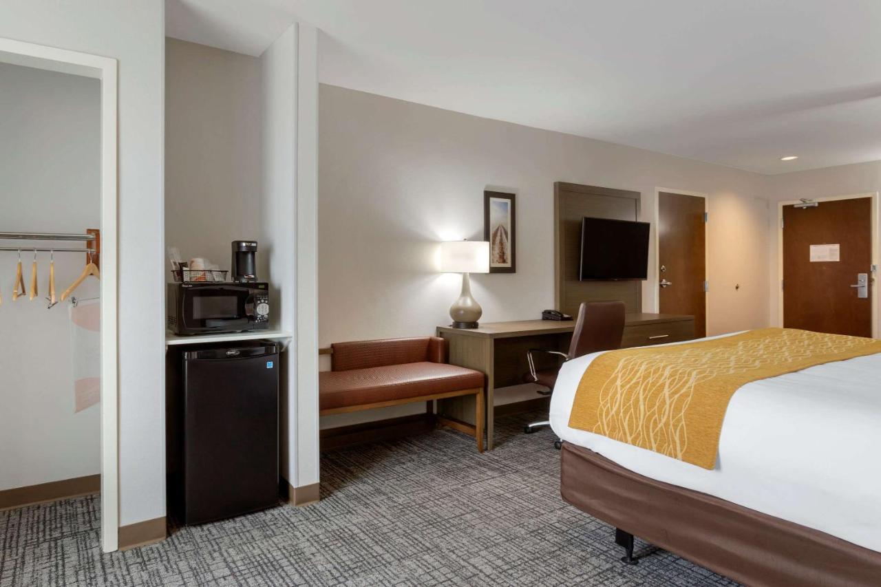 King Suite with Accessible Tub and Sofabed - Accessible/Non Smoking at Comfort Inn Jonesboro Central