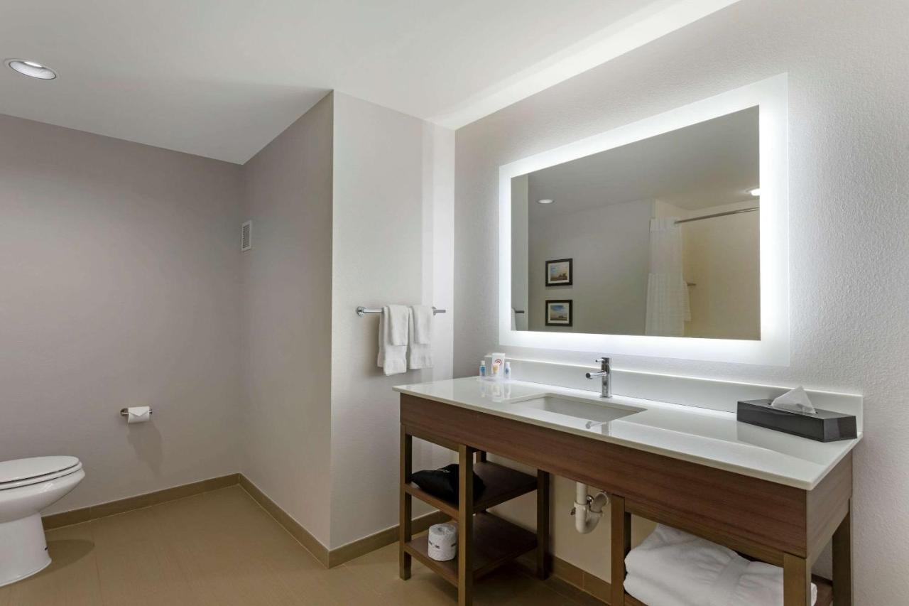 King Suite with Accessible Tub and Sofabed - Accessible/Non Smoking at Comfort Inn Jonesboro Central