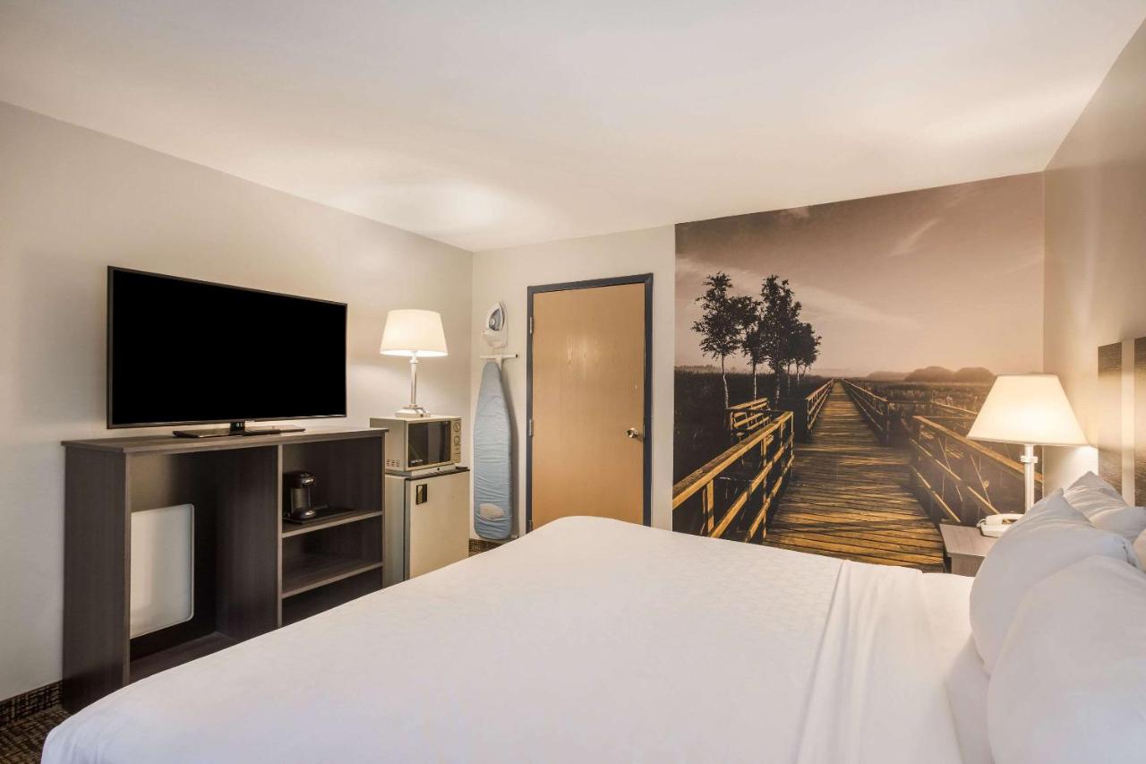 King Room - Accessible/Non-Smoking at Clarion pointe near I-75