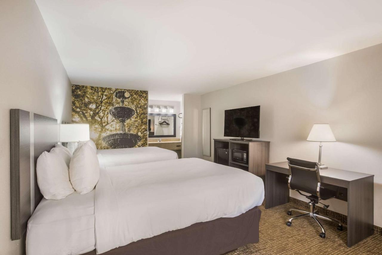 Queen Room with Two Queen Beds - Non-Smoking at Clarion pointe near I-75
