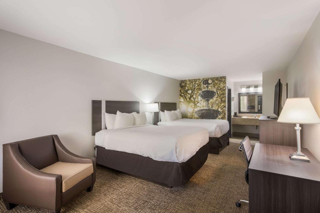 Queen Room with Two Queen Beds - Non-Smoking at Clarion pointe near I-75