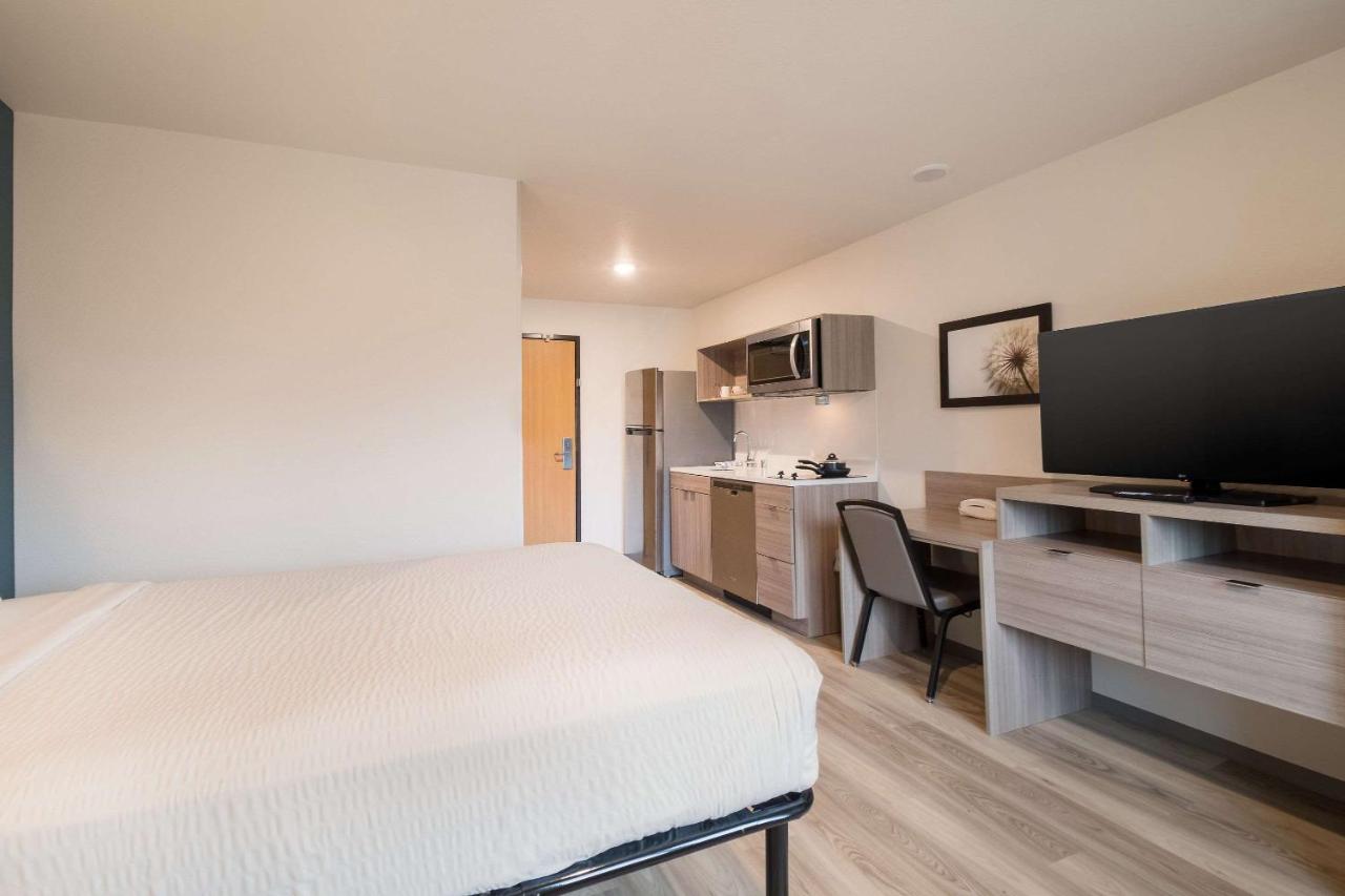 King Room with Accessible Tub and Sofabed - Accessible/Non Smoking at WoodSpring Suites Portland Vancouver