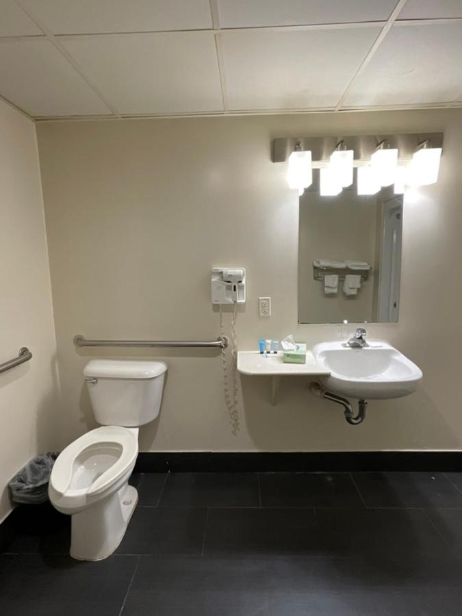 Queen Room with Two Queen Beds - Disability Access at ATLANTIC INN