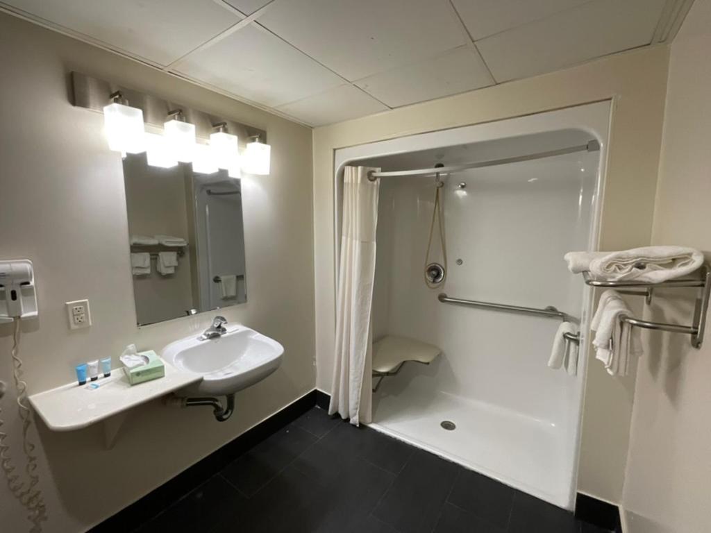Queen Room with Two Queen Beds - Disability Access at ATLANTIC INN