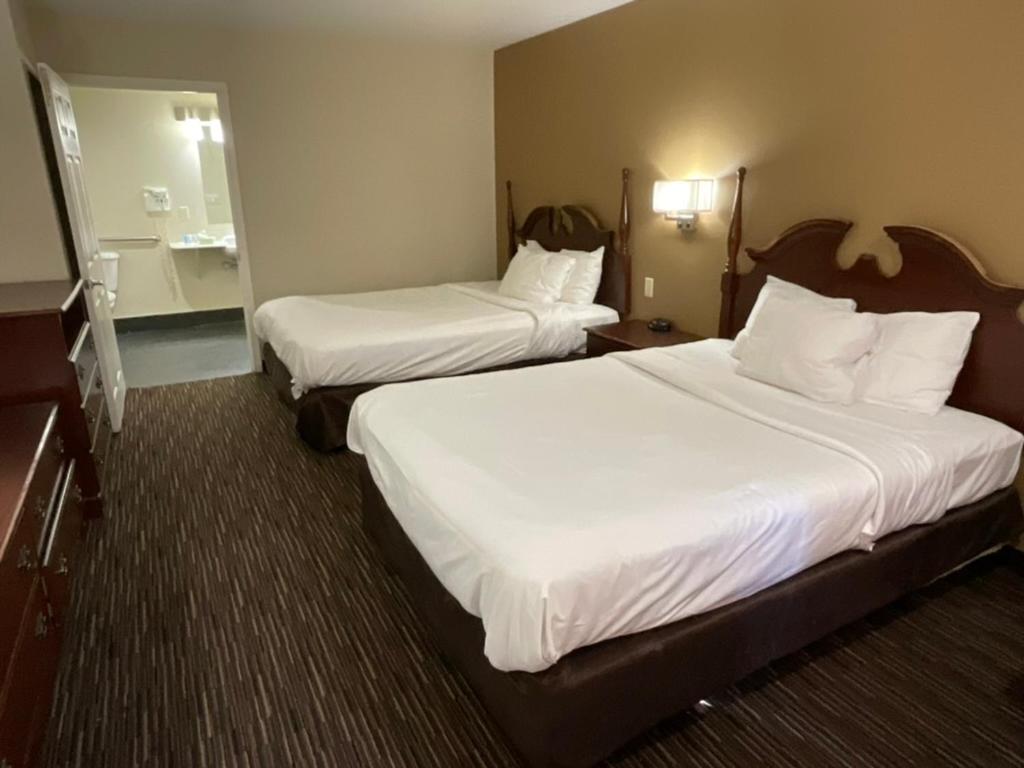 Queen Room with Two Queen Beds - Disability Access at ATLANTIC INN