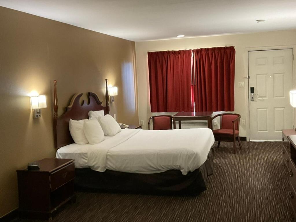 Standard King Room at ATLANTIC INN
