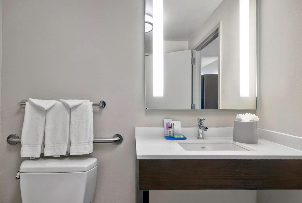 Queen Room - Mobility Access Tub/Non-Smoking at Holiday Inn Express Hotel & Suites Kansas City - Grandview by IHG