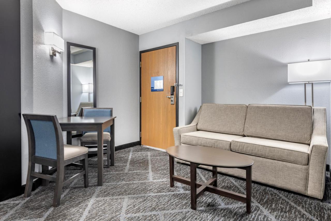 King Suite at Best Western Bloomington Edina - Minneapolis
