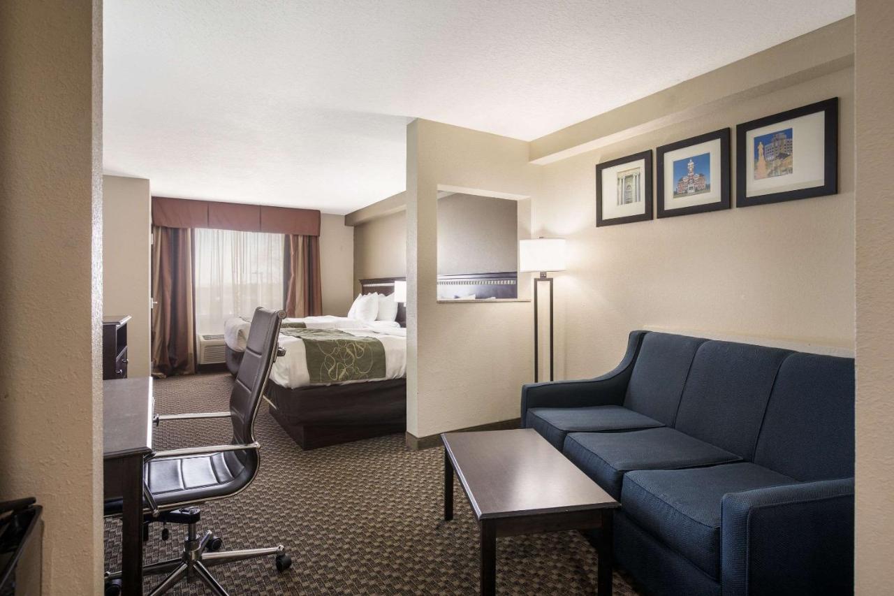 King Suite - Accessible/Non-Smoking at Comfort Suites Forsyth near I-75