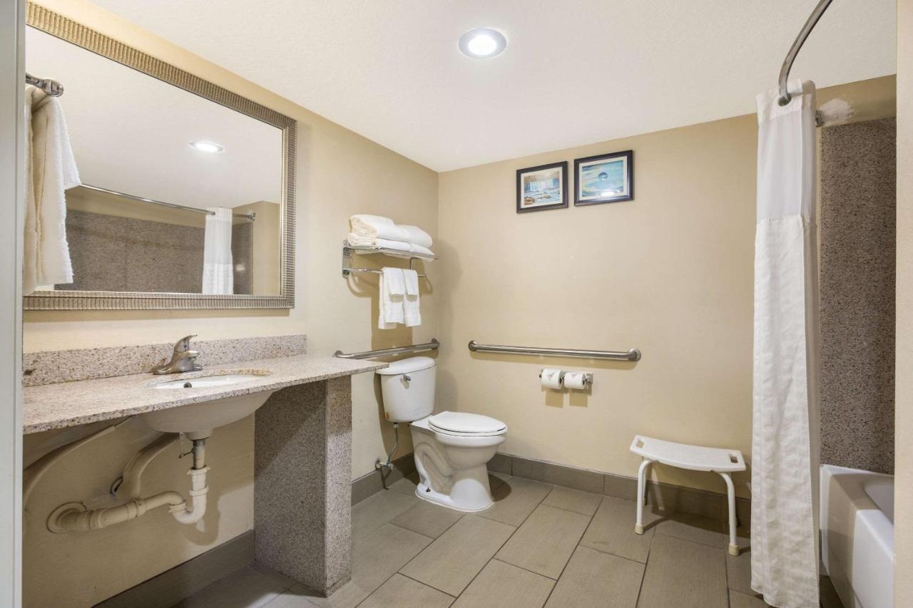 King Suite - Accessible/Non-Smoking at Comfort Suites Forsyth near I-75