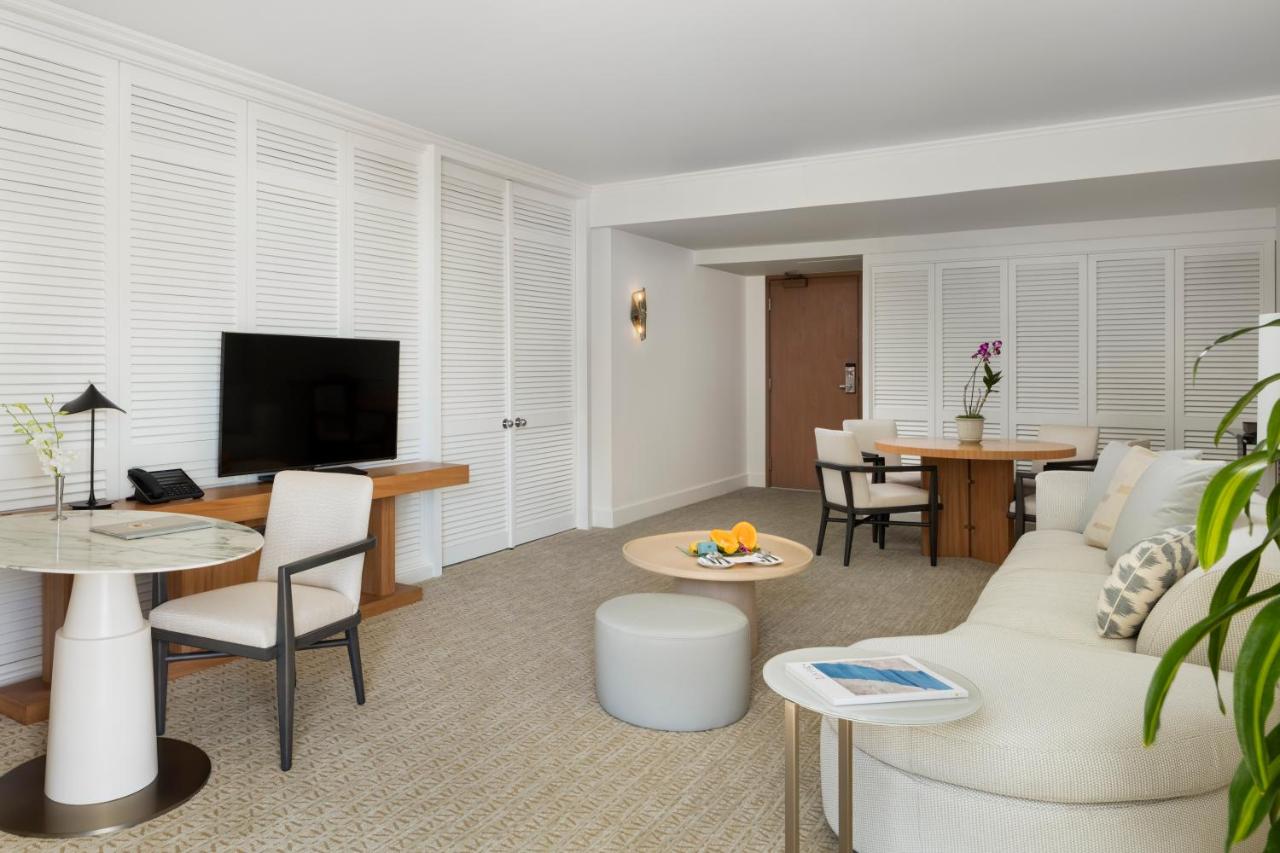 Pool View King Accessible Suite at Halekulani