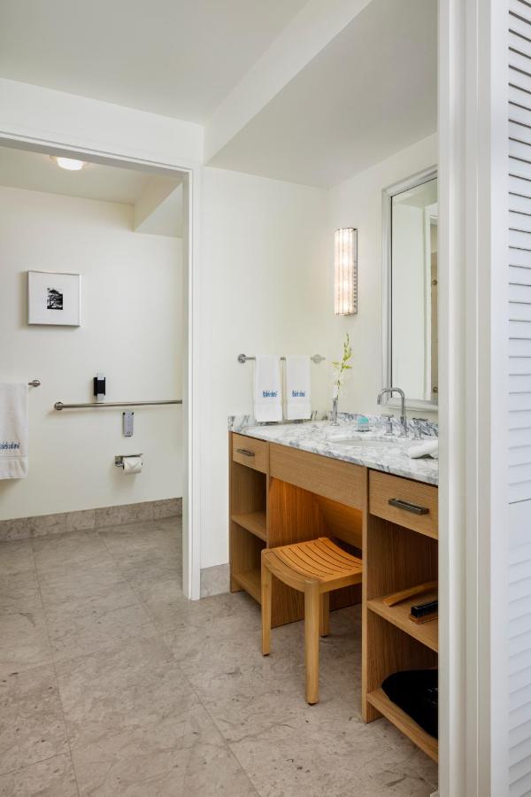 Pool View King Accessible Suite at Halekulani