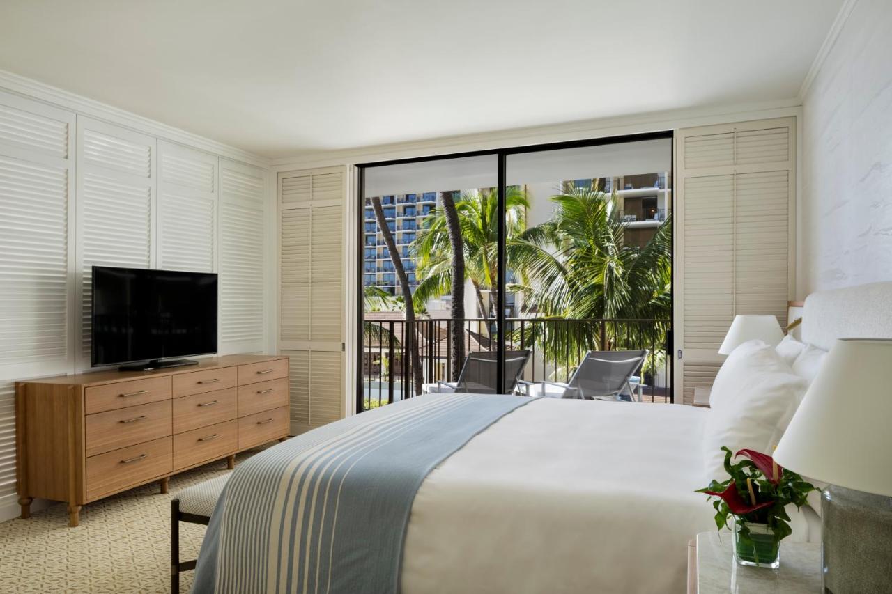 Pool View King Accessible Suite at Halekulani