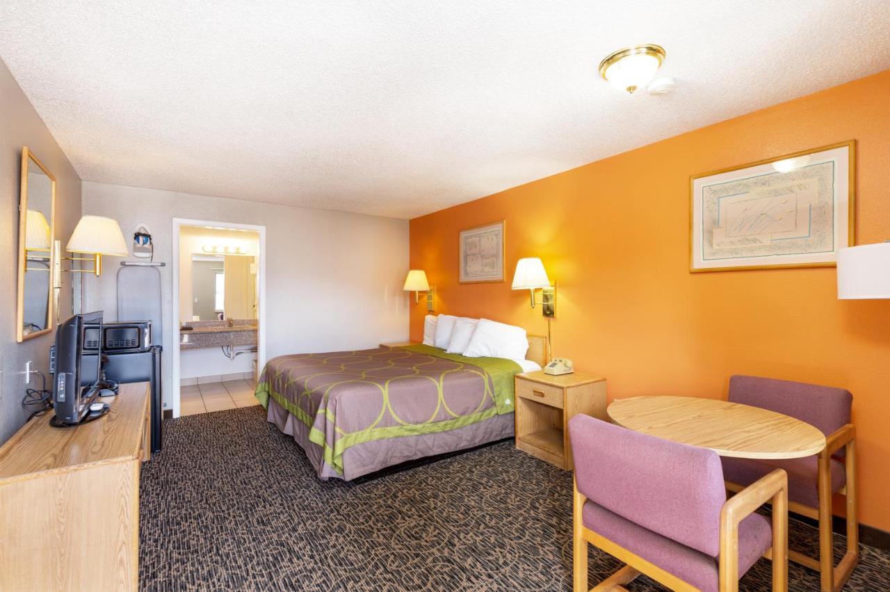 King Room at Cedar Valley Inn