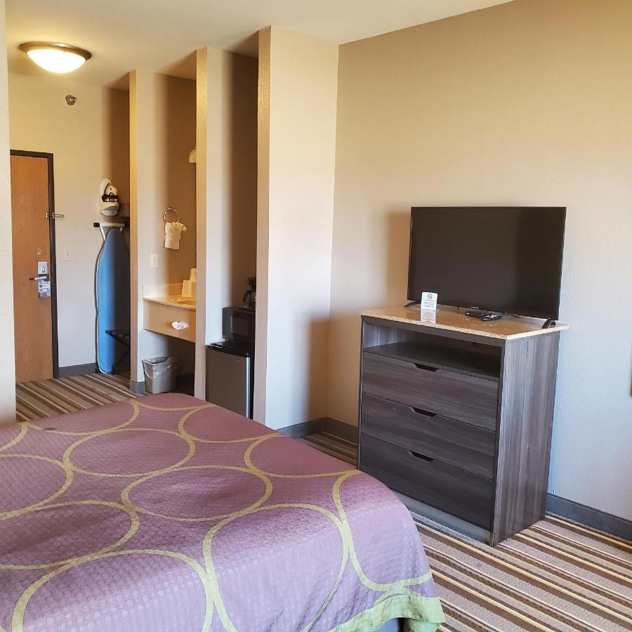  | Super 8 by Wyndham Iola KS
