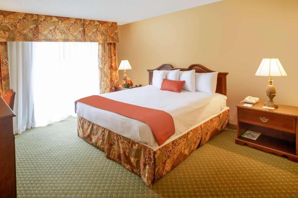 King Suite with Whirlpool - Non-Smoking at Clarion Hotel & Suites Convention Center Fredericksburg