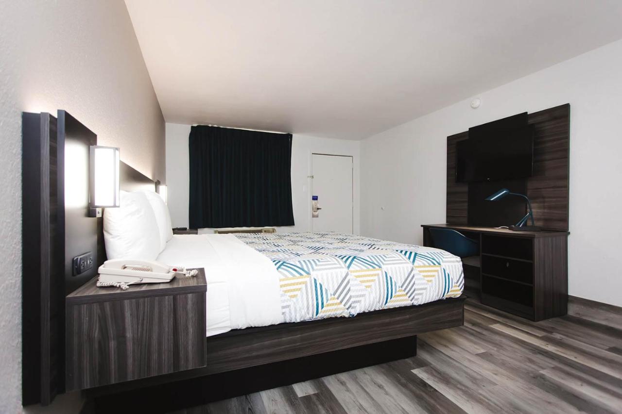 Standard Suite - Non-Smoking at Motel 6 Houston, Tx-Medical Center/Reliant Park