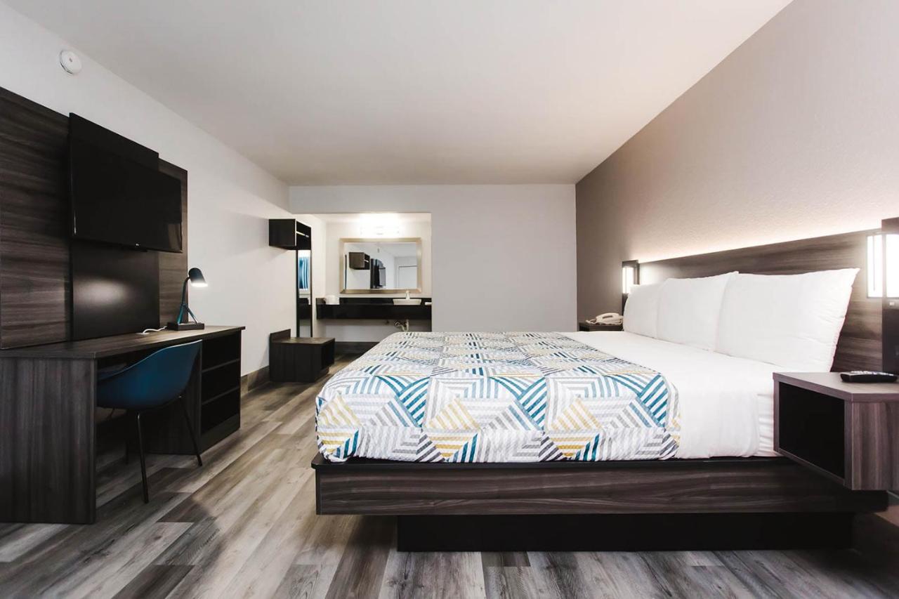 Standard Suite - Non-Smoking at Motel 6 Houston, Tx-Medical Center/Reliant Park