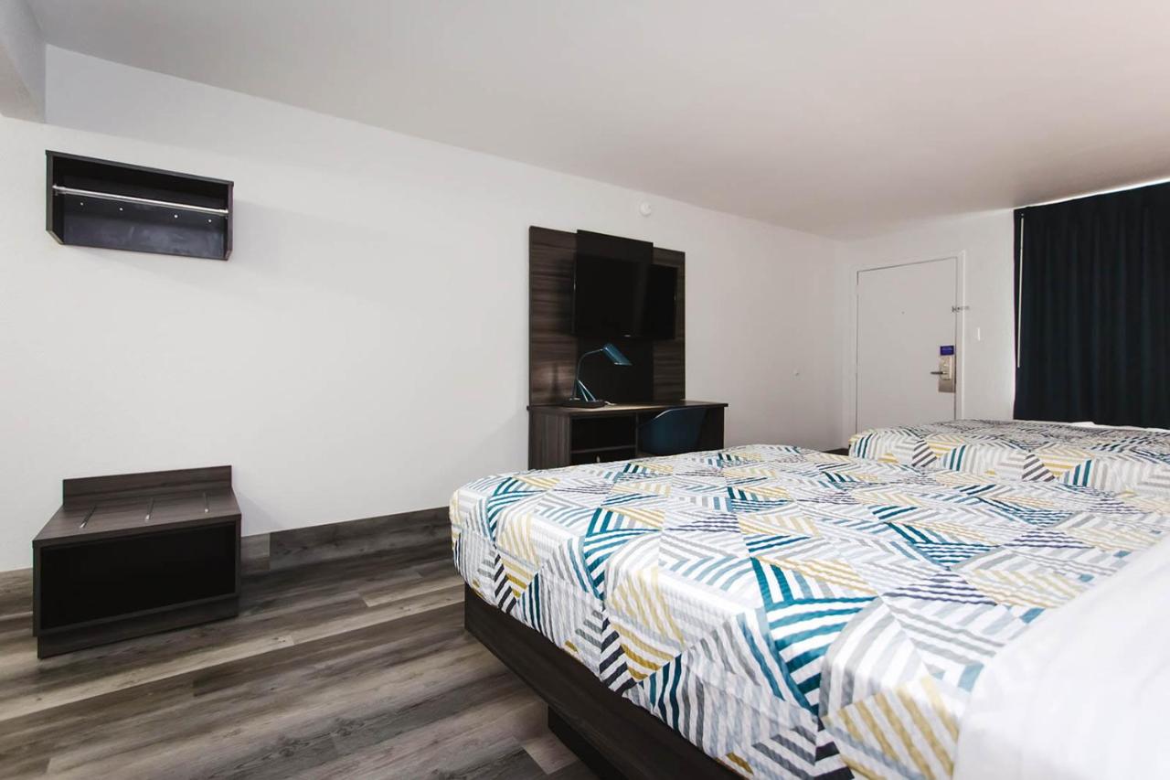 Queen Room with Two Queen Beds - Disability Access - Roll In Shower at Motel 6 Houston, Tx-Medical Center/Reliant Park