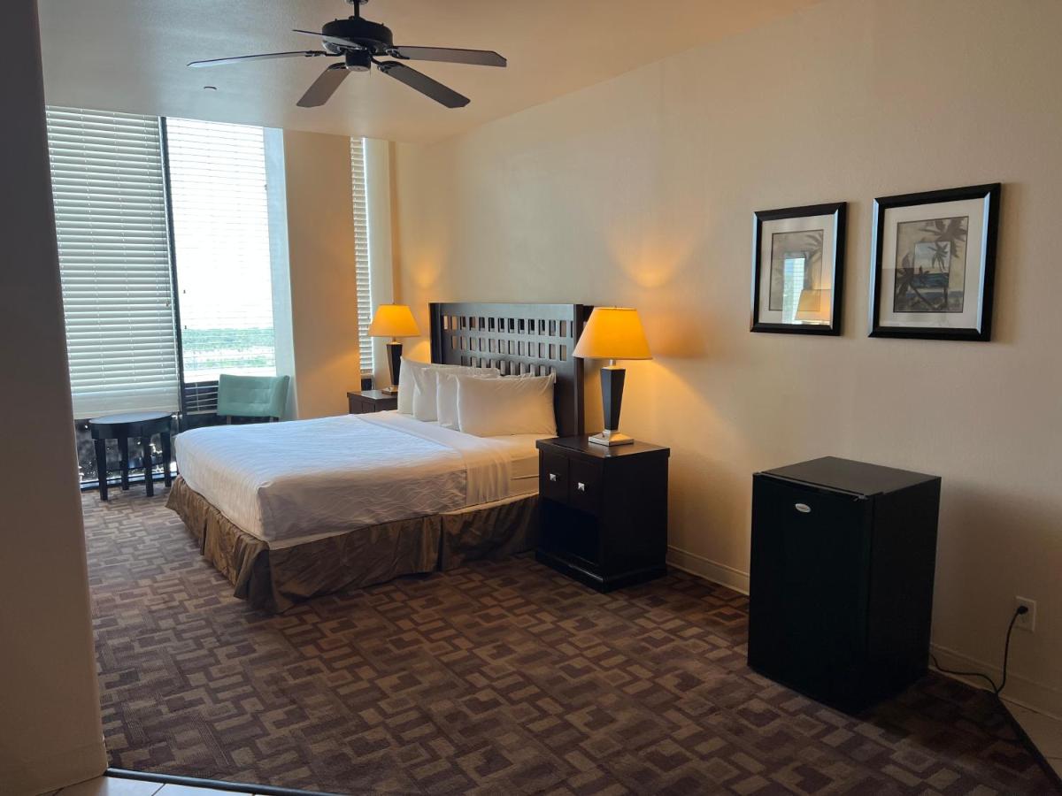 Deluxe King with Kitchenette and Sofa Bed at Sunchase Inn & Suites
