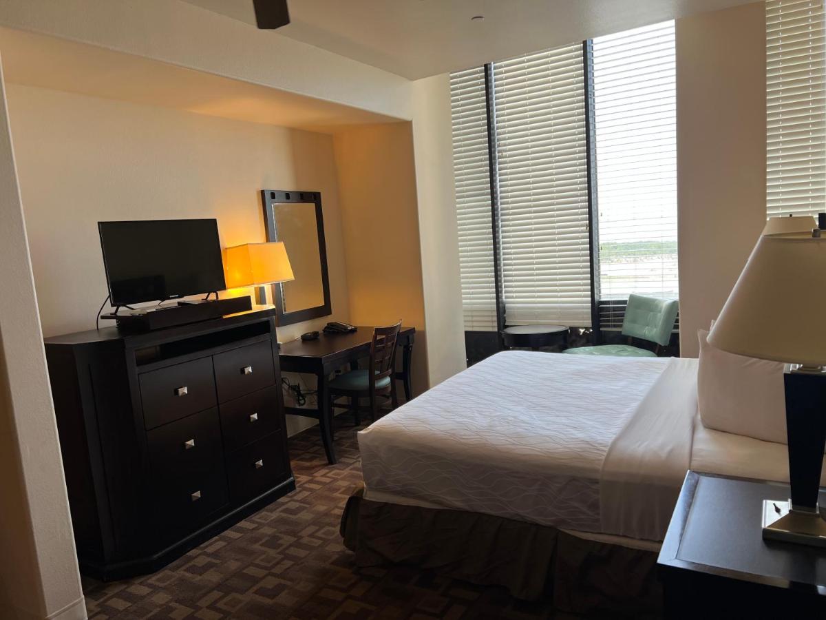 Deluxe King with Kitchenette and Sofa Bed at Sunchase Inn & Suites