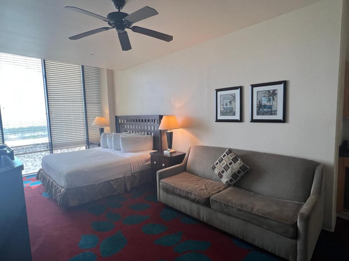 Deluxe King with Kitchenette and Sofa Bed at Sunchase Inn & Suites