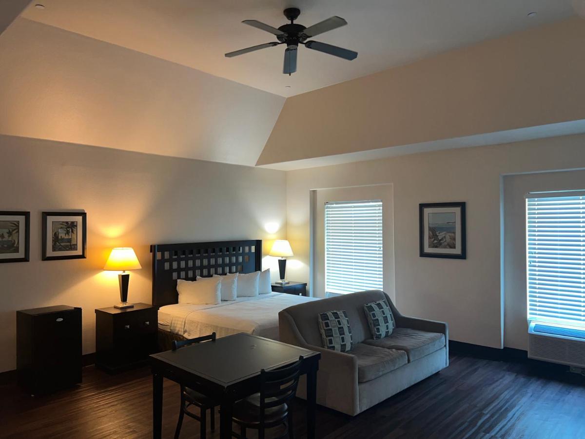 Deluxe King with Kitchenette and Sofa Bed at Sunchase Inn & Suites