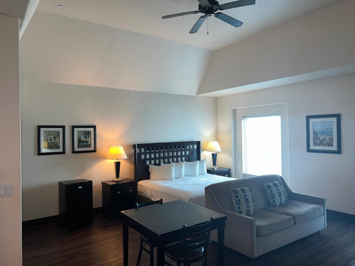 Deluxe King with Kitchenette and Sofa Bed at Sunchase Inn & Suites