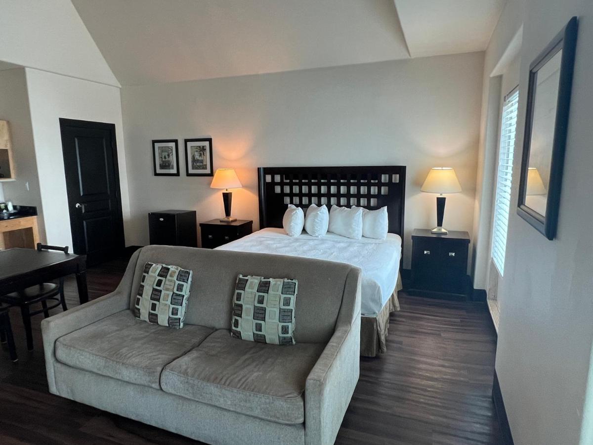 Deluxe King with Kitchenette and Sofa Bed at Sunchase Inn & Suites