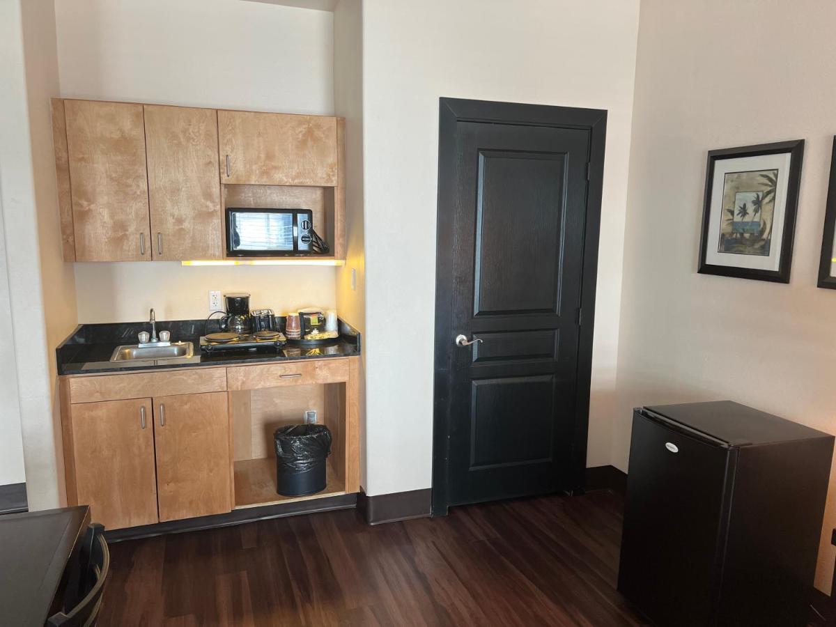 Deluxe King with Kitchenette and Sofa Bed at Sunchase Inn & Suites